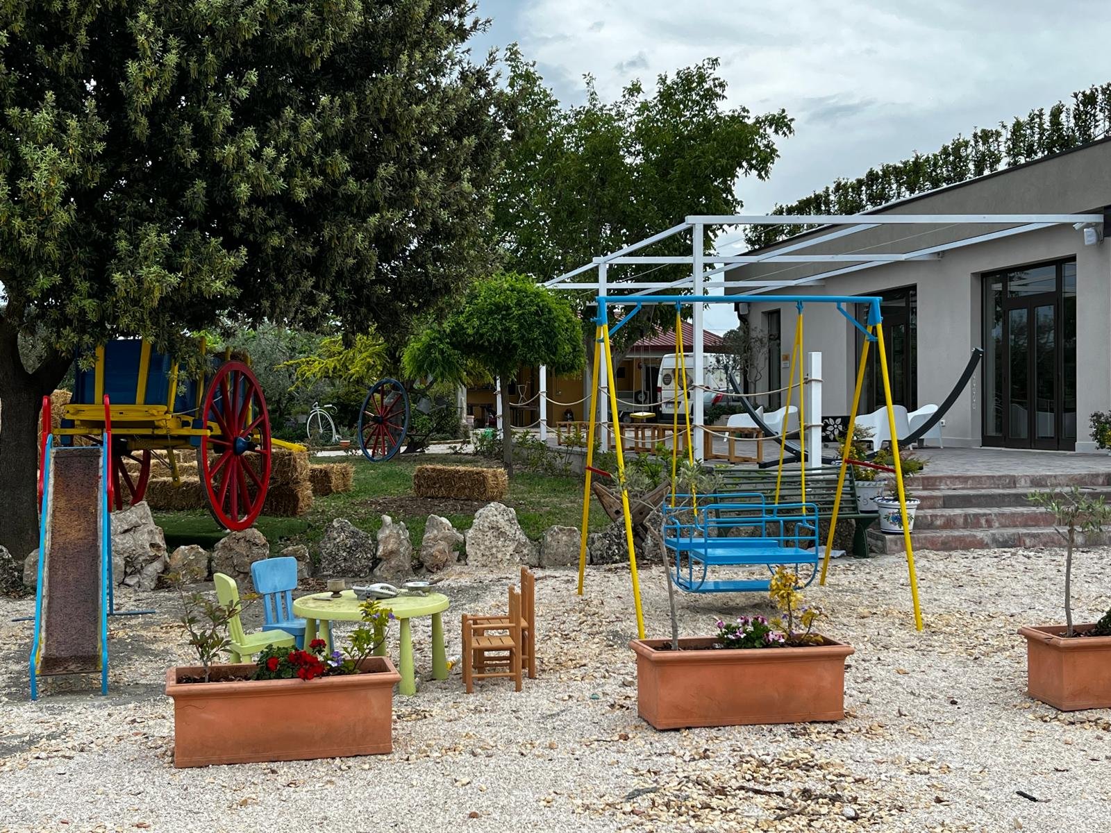 Spazio esterno del Podere 253 con area giochi e veranda